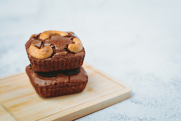 포토 JPG 해외이미지 음식 조각 백그라운드 다이어트 재료 디저트 건강 요리 사람없음 갈색 쿠키 과자 케이크 주방 초콜릿 식사 빵집 견과류 흰색 대접 신선 달콤 맛 아침식사 유혹 설탕 먹기 정사각형 아몬드 레시피 칼로리 코코아 충동구매 브라우니 카카오 페스츄리 해로움 핸드메이드 맛있는 해외포토 도형 음료 빵 컬러 컨셉 모션 쇼핑 상점 과소비 파일형식 이미지허브