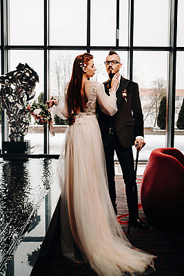 포토 JPG 해외이미지 백인 여자 남자 부케 웨딩드레스 결혼 창문 지팡이 서기 들기 정장 턱시도 성인 두명 앞모습 뒷모습 잡기 준비 신랑신부 성인만 웨딩촬영 해외포토 서양인 드레스 옷 신부_웨딩 뷰포인트 꽃다발 신랑 모션 사람 이벤트 기념사진 파일형식 이미지허브