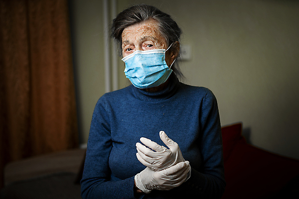 포토 JPG 해외이미지 1 여자 노년 할머니 얼굴 장갑 주택 가면 마스크 한명 사람 고통 환자 백발 주름 환경오염 바이러스 고독 보호 질병 무서움 은퇴 보안 감염 알레르기 그만 라텍스 옛날 지원 헬프 혼자 해외포토 헤어스타일 잡화 감정 컨셉 의학 안전 성인 건물 신체부위 도움 파일형식 이미지허브