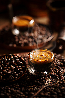 포토 JPG 해외이미지 실내 사람없음 아웃포커스 갈색 원두 커피잔 티스푼 에스프레소 해외포토 커피 컬러 잔 촬영기법 내부 숟가락 파일형식 이미지허브