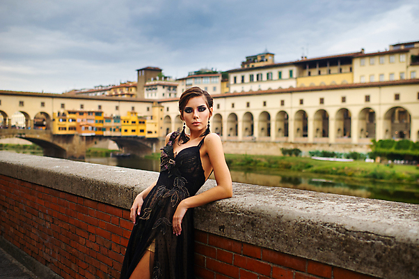 포토 JPG 해외이미지 모델 1 라이프스타일 행복 유럽 여행 웨딩드레스 결혼 휴가 한명 미소 사람 강 도시풍경 뷰티 유행 검은색 이탈리아 도시 역사 구시가지 스타일 해외포토 드레스 감정 나라 컬러 표정 풍경 이벤트 생활 파일형식 이미지허브