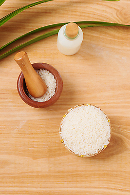 포토 JPG 해외이미지 잎 실내 사람없음 하이앵글 우유 쌀 우유병 절구 절굿공이 나무배경 해외포토 식물 뷰포인트 백그라운드 병_용기 유제품 곡류 내부 도구 파일형식 이미지허브