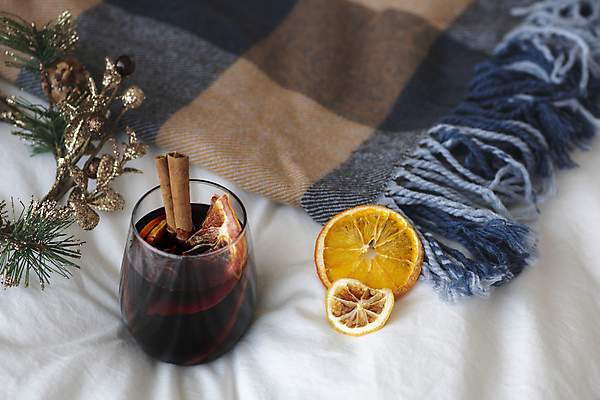 포토 JPG 크리스마스 겨울 오렌지 크리스마스용품 잔 실내 사람없음 침대 담요 건과일 시나몬스틱 크리스마스리스 뱅쇼 국내포토 식기 계절 기념일 가구 과일 건조 내부 와인 화환 용품 시나몬 파일형식