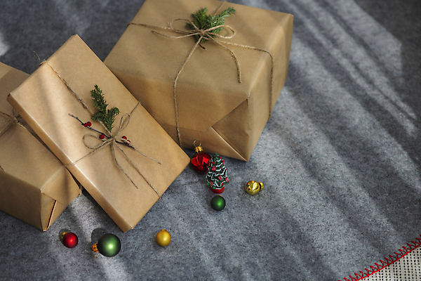 포토 JPG 크리스마스장식 크리스마스 겨울 크리스마스용품 실내 그림자 크리스마스선물 사람없음 선물상자 크리스마스트리 매트 노끈 호랑가시나무열매 오너먼트 낙상홍 서리화백 국내포토 식물 계절 기념일 열매 줄 선물 내부 상자 용품 파일형식