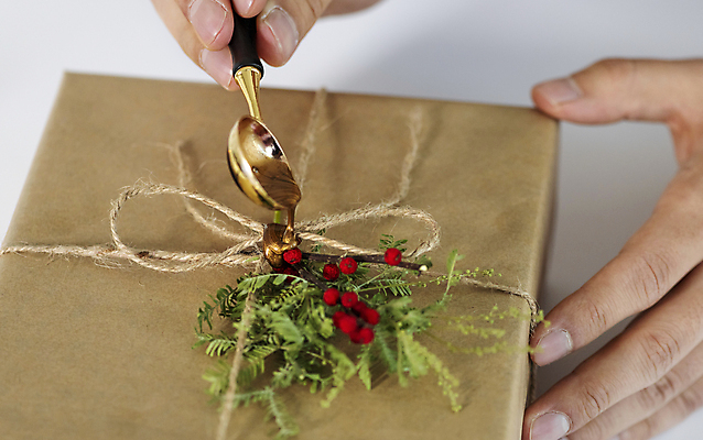 포토 JPG 손 크리스마스 겨울 크리스마스용품 실내 선물포장 크리스마스선물 신체부위 선물상자 숟가락 붓기 흰배경 노끈 씰링왁스 호랑가시나무열매 낙상홍 은엽 국내포토 식물 계절 기념일 열매 줄 백그라운드 포장 모션 수저 선물 사람 내부 상자 흰색 용품 파일형식