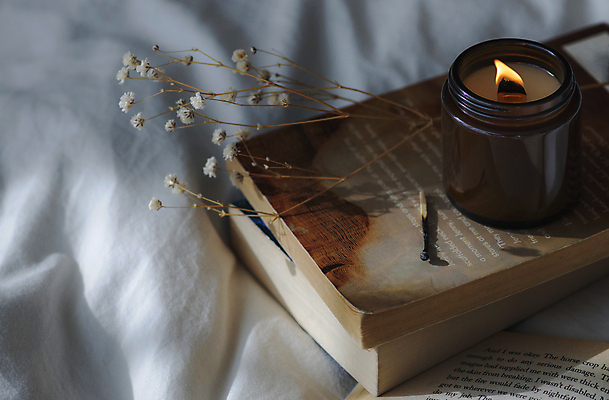 포토 JPG 크리스마스 겨울 초 촛불 크리스마스용품 실내 사람없음 책 침대 빈티지 성냥 안개꽃 국내포토 계절 기념일 꽃 가구 컨셉 내부 용품 한해살이풀 파일형식