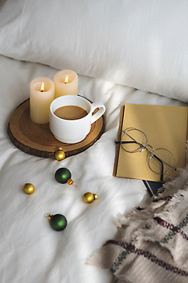 포토 JPG 안경 커피 크리스마스 겨울 초 베개 크리스마스용품 실내 사람없음 침대 커피잔 담요 편지지 나무받침 오너먼트 국내포토 잡화 계절 기념일 음료 가구 크리스마스장식 침구 잔 내부 목재 편지 받침대 용품 파일형식