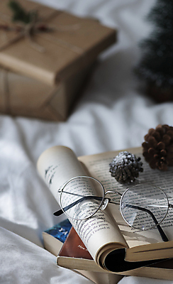 포토 JPG 안경 크리스마스 겨울 크리스마스용품 실내 크리스마스선물 사람없음 아웃포커스 책 선물상자 크리스마스트리 침대 빈티지 솔방울 국내포토 잡화 계절 기념일 가구 컨셉 촬영기법 선물 내부 상자 용품 파일형식