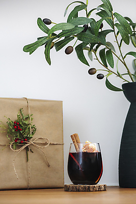 포토 JPG 식물 화분 잎 크리스마스 겨울 크리스마스용품 잔 실내 크리스마스선물 사람없음 선물상자 컵받침 흰배경 노끈 건과일 시나몬스틱 호랑가시나무열매 뱅쇼 낙상홍 은엽 국내포토 식기 계절 기념일 열매 줄 백그라운드 과일 건조 선물 내부 상자 와인 흰색 받침대 용품 시나몬 파일형식