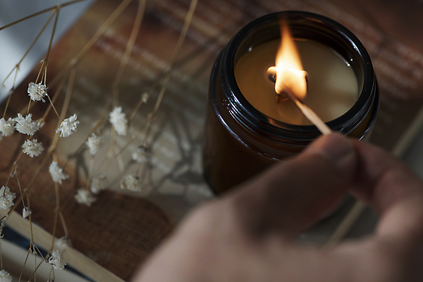 포토 JPG 손 겨울 초 촛불 크리스마스용품 실내 그림자 들기 근접촬영 신체부위 책 소프트포커스 성냥 안개꽃 성냥불 국내포토 계절 꽃 뷰포인트 크리스마스 모션 촬영기법 사람 내부 용품 한해살이풀 파일형식