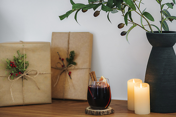 포토 JPG 화분 크리스마스 겨울 초 촛불 크리스마스용품 잔 실내 사람없음 선물상자 컵받침 흰배경 조화 노끈 건과일 시나몬스틱 호랑가시나무열매 뱅쇼 낙상홍 은엽 서리화백 국내포토 식물 식기 계절 기념일 열매 줄 백그라운드 과일 건조 선물 내부 상자 와인 흰색 받침대 용품 시나몬 파일형식