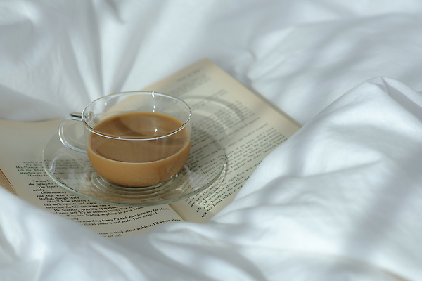 포토 JPG 커피 크리스마스 겨울 크리스마스용품 실내 사람없음 책 햇빛 침대 빈티지 커피잔 컵받침 흰배경 국내포토 계절 기념일 음료 가구 백그라운드 컨셉 잔 내부 태양 흰색 받침대 용품 파일형식