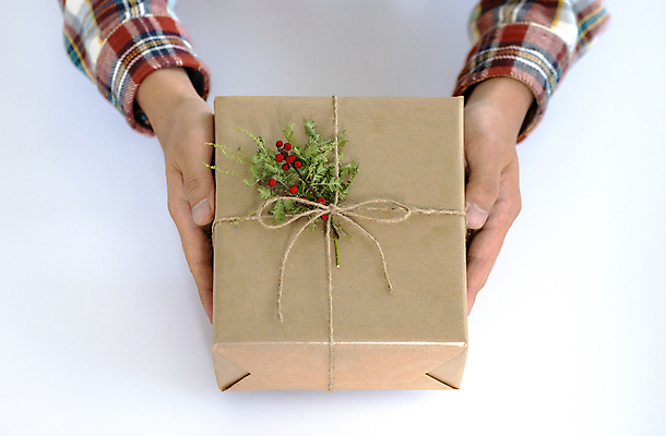 포토 JPG 손 크리스마스 겨울 크리스마스용품 실내 크리스마스선물 들기 신체부위 선물상자 흰배경 노끈 호랑가시나무열매 낙상홍 은엽 국내포토 식물 계절 기념일 열매 줄 백그라운드 모션 선물 사람 내부 상자 흰색 용품 파일형식