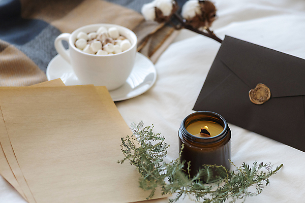 포토 JPG 크리스마스 겨울 초 촛불 크리스마스용품 편지봉투 실내 사람없음 컵 침대 담요 컵받침 편지지 코코아 마시멜로우 목화꽃 은엽 국내포토 식물 식기 계절 기념일 꽃 음료 가구 디저트 봉투 내부 편지 받침대 용품 파일형식