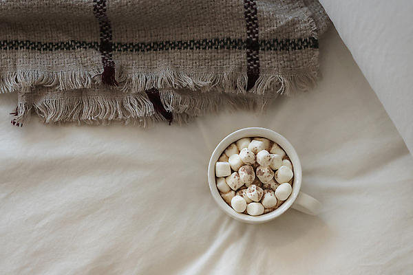 포토 JPG 크리스마스 겨울 크리스마스용품 실내 사람없음 하이앵글 머그컵 침대 담요 코코아 마시멜로우 국내포토 계절 기념일 음료 뷰포인트 가구 디저트 내부 컵 용품 파일형식