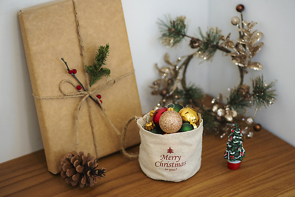 포토 JPG 크리스마스장식 크리스마스 겨울 크리스마스용품 실내 크리스마스선물 사람없음 선물상자 크리스마스트리 흰배경 담기 자루 솔방울 노끈 호랑가시나무열매 오너먼트 크리스마스리스 낙상홍 서리화백 국내포토 식물 계절 기념일 열매 줄 백그라운드 모션 선물 내부 상자 화환 흰색 용품 파일형식