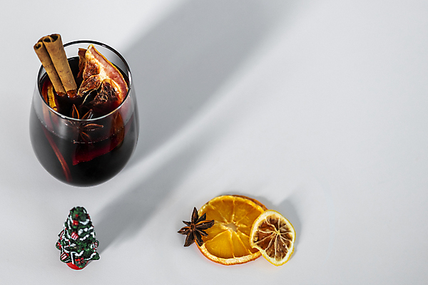 포토 JPG 크리스마스 겨울 오렌지 크리스마스용품 잔 실내 사람없음 크리스마스트리 흰배경 건과일 시나몬스틱 카피스페이스 뱅쇼 팔각회향 국내포토 식기 계절 기념일 백그라운드 과일 건조 내부 와인 공백 흰색 향신료 용품 시나몬 파일형식