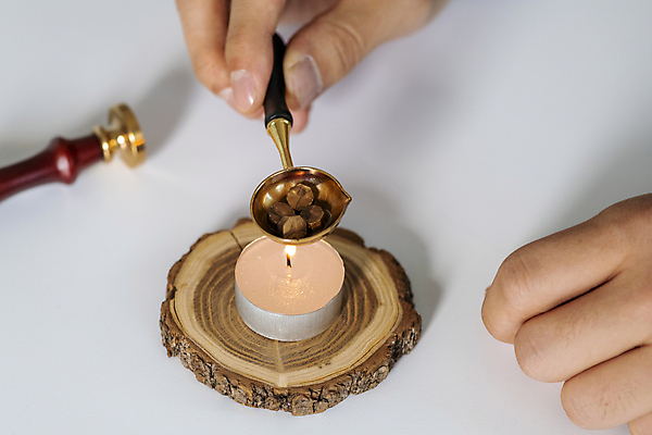 포토 JPG 나무 손 크리스마스 겨울 초 촛불 크리스마스용품 실내 들기 신체부위 숟가락 흰배경 씰링왁스 실링스탬프 국내포토 녹이기 식물 계절 기념일 백그라운드 모션 수저 사람 내부 흰색 용품 파일형식