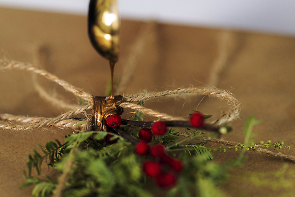 포토 JPG 크리스마스 겨울 크리스마스용품 실내 선물포장 크리스마스선물 근접촬영 사람없음 아웃포커스 선물상자 붓기 노끈 씰링왁스 호랑가시나무열매 낙상홍 은엽 국내포토 식물 계절 기념일 열매 줄 뷰포인트 포장 모션 촬영기법 선물 내부 상자 용품 파일형식