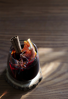 포토 JPG 크리스마스 겨울 오렌지 잔 실내 사람없음 담기 나무탁자 시나몬스틱 뱅쇼 팔각회향 국내포토 식기 계절 기념일 과일 모션 탁자 내부 와인 향신료 시나몬 파일형식