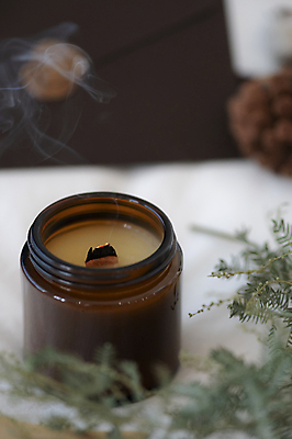 포토 JPG 잎 크리스마스 겨울 초 크리스마스용품 실내 근접촬영 사람없음 아웃포커스 연기 솔방울 은엽 국내포토 식물 계절 기념일 뷰포인트 촬영기법 내부 용품 파일형식