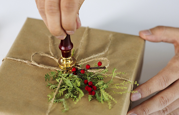 포토 JPG 손 크리스마스 겨울 실내 선물포장 크리스마스선물 들기 신체부위 선물상자 갈색 누름 노끈 씰링왁스 호랑가시나무열매 실링스탬프 낙상홍 은엽 국내포토 식물 계절 기념일 열매 줄 컬러 포장 모션 선물 사람 내부 상자 파일형식