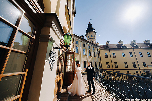 포토 JPG 해외이미지 주간 전신 여자 남자 웨딩드레스 결혼 신혼부부 사랑 서기 정장 턱시도 성인 야외 두명 건물 햇빛 태양 손잡기 발코니 신랑신부 성인만 웨딩촬영 해외포토 자연요소 건축물 부부 드레스 옷 감정 신부_웨딩 신랑 모션 사람 이벤트 신혼 기념사진 파일형식 이미지허브