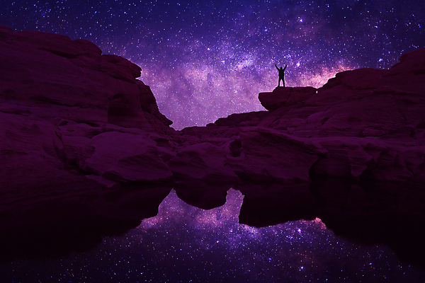 포토 JPG 해외이미지 실루엣 별 호수 야경 밤하늘 한명 사람 야외 반사 만세 분위기 야간 감성 은하수 몽환 해외포토 자연요소 1 컨셉 모션 자연 하늘 촬영기법 파일형식 풍경_경치 이미지허브