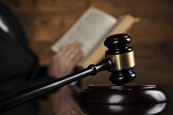 포토 JPG 해외이미지 손 실내 근접촬영 아웃포커스 신체부위 책 오브젝트 법 의사봉 해외포토 뷰포인트 촬영기법 사람 내부 파일형식 이미지허브