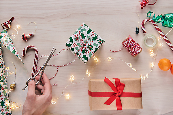 포토 JPG 해외이미지 나무 디자인 계절 별 리본 종이 컨셉 크리스마스 겨울 패턴 벽지 탁자 휴가 전등 프레임 선물 사람없음 장식 빨간색 상자 장난감 산타클로스 축제 흰색 나뭇가지 시골 축하 신용카드 연도 책상 레이아웃 엽서 머리위 꽃가루 패키지 전나무 구성 목업 플랫레이 클라우스 미니멀 국경 해외포토 자연요소 식물 기념일 컬러 가구 무늬 조명 금융 플랫 가루 편지 파일형식 이미지허브