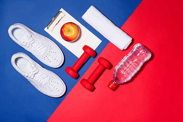 포토 JPG 해외이미지 백그라운드 운동화 컨셉 다이어트 사람없음 물 수건 아령 사과 물병 파란배경 빨간배경 서류판 해외포토 자연요소 신발 과일 건강 빨간색 파란색 위생용품 사무용품 물통 파일형식 이미지허브