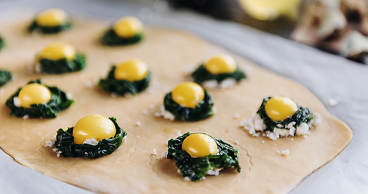 포토 JPG 해외이미지 전통 음식 백그라운드 탁자 파스타 건강 요리 사람없음 노란색 주방 계란 요리사 식사 저녁식사 이탈리아 임신 신선 맛 날것 반죽 만들기 밀가루 레시피 시금치 노른자 바질 점심식사 깨짐 라비올리 메추리 핸드메이드 해외포토 직업 유럽 컬러 가구 컨셉 채소 모션 서양음식 알 가루 파일형식 이미지허브