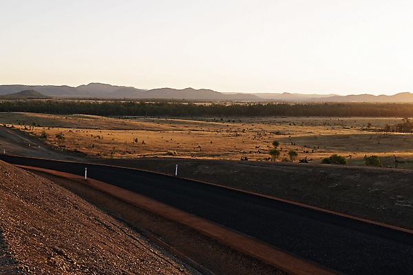 포토 JPG 해외이미지 나무 도로 여행 교통시설 하늘 풍경 사람없음 파란색 빛 햇빛 태양 일몰 시골 호주 아스팔트 장면 설정 길가 오지 해외포토 자연요소 식물 길 컬러 교통 노을 오세아니아 시설 파일형식 이미지허브
