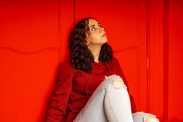 포토 JPG 해외이미지 헤어스타일 응시 여자 여유 벽 포즈 청소년 휴식 바닥 갈색머리 실내 한명 사람 앉기 취미 캐주얼 빨간색 평화 방 청바지 개성 성격 스타일 해외포토 1 시선 옷 감정 컬러 컨셉 바지 모션 내부 파일형식 이미지허브