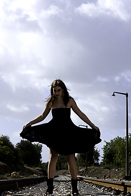 포토 JPG 해외이미지 백인 드레스 여자 포즈 바람 한명 사람 야외 뷰티 유행 검은색 기차 화려 우아함 날씬함 트랙 해외포토 자연요소 서양인 1 옷 육상교통 컬러 컨셉 날씨 대중교통 몸매 파일형식 이미지허브
