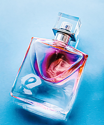 포토 JPG 해외이미지 실내 사람없음 뷰티 화장품 향수 파란배경 향수병 브랜딩 세련 해외포토 백그라운드 내부 파란색 병_담는 파일형식 이미지허브