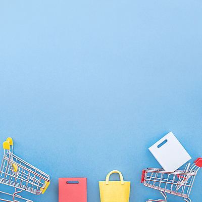 포토 JPG 해외이미지 실내 사람없음 쇼핑 쇼핑백 쇼핑카 미니어처 오브젝트 파란배경 카피스페이스 해외포토 백그라운드 가방 내부 파란색 모형 카트 공백 파일형식 이미지허브