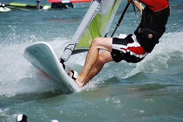 포토 JPG 해외이미지 주간 전신 스포츠 파도 바다 한명 성인 야외 옆모습 윈드서핑 잡기 성인남자한명만 해외포토 자연요소 1 뷰포인트 모션 사람 수상스포츠 남자한명만 성인남자만 파일형식 이미지허브