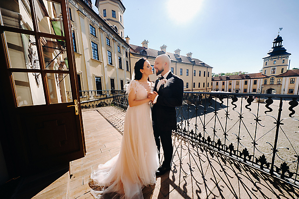 포토 JPG 해외이미지 주간 전신 여자 남자 웨딩드레스 결혼 신혼부부 키스 사랑 정장 턱시도 성인 야외 두명 건물 옆모습 태양 마주보기 손잡기 발코니 신랑신부 성인만 웨딩촬영 해외포토 자연요소 건축물 부부 드레스 옷 감정 신부_웨딩 뷰포인트 신랑 모션 사람 이벤트 애정표현 신혼 기념사진 파일형식 이미지허브