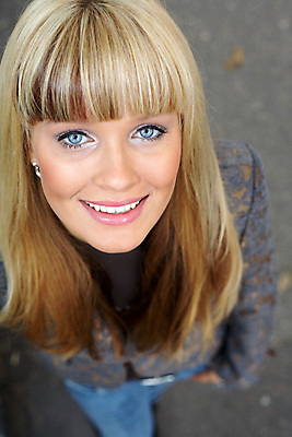 포토 JPG 해외이미지 백인 라이프스타일 긴머리 외관 여자 행복 감정 청소년 거리 한명 서기 미소 사람 20대 야외 10대 캐주얼 청춘 하이앵글 금발 마주보기 기쁨 도시 흥분 해외포토 서양인 1 헤어스타일 옷 뷰포인트 컨셉 모션 표정 청년 생활 파일형식 이미지허브