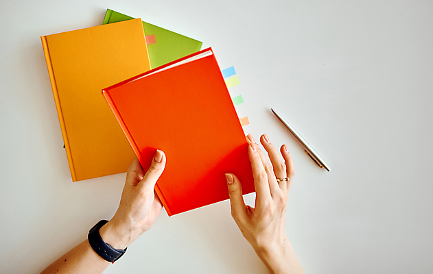 포토 JPG 해외이미지 직업 학생 손 디자인 응시 여자 교육 종이 백그라운드 비즈니스 사업가 학교 아이디어 사람 사람없음 책 빨간색 학습 스터디 우주 다이어리 쪽지 공책 덮개 잡기 비즈니스우먼 자신감 도서관 잡지 편지 작가 교과서 싱글 경영자 질감 문서 문학 페이지 양장본 팔 경영 목업 해외포토 시선 감정 컬러 컨셉 모션 문구용품 교재 신체부위 간행물 사무용품 뚜껑 직장인 리더 파일형식 이미지허브