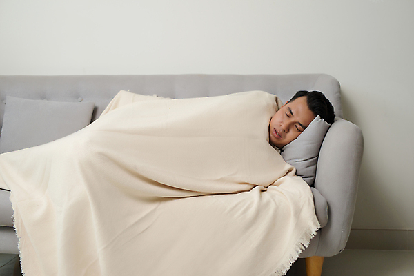 포토 JPG 해외이미지 전신 남자 여유 휴식 실내 한명 동양인 성인 앞모습 소파 눕기 잠 담요 덮기 성인남자한명만 집콕 해외포토 1 감정 뷰포인트 컨셉 의자 모션 사람 인종 내부 신조어 남자한명만 성인남자만 파일형식 앳홈라이프 이미지허브