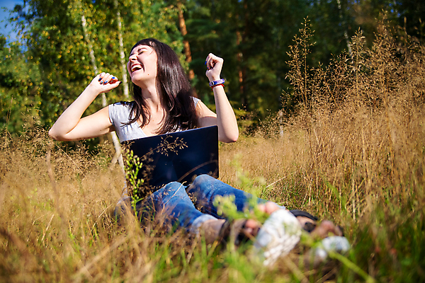 포토 JPG 해외이미지 백인 학생 라이프스타일 웰빙 공원 여자 교육 행복 인터넷 통신 자연 갈색머리 한명 사람 잔디 야외 초록색 노트북 스터디 컴퓨터 맑음 업무 작업 비즈니스우먼 작가 사이버 무선전화기 대학교 온라인 프리랜서 화창 힙스터 해외포토 서양인 식물 직업 1 헤어스타일 공공시설 패션 감정 컬러 비즈니스 학교 날씨 생활 전자제품 학습 직장인 전화기 생태계 파일형식 이미지허브