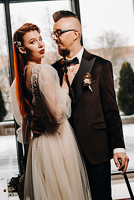 포토 JPG 해외이미지 백인 응시 여자 남자 부케 웨딩드레스 결혼 창문 지팡이 서기 들기 정장 턱시도 상반신 성인 두명 앞모습 옆모습 뒷모습 아웃포커스 잡기 뒤돌아보기 신랑신부 성인만 웨딩촬영 해외포토 서양인 시선 드레스 옷 신부_웨딩 뷰포인트 꽃다발 신랑 모션 촬영기법 사람 이벤트 기념사진 파일형식 이미지허브