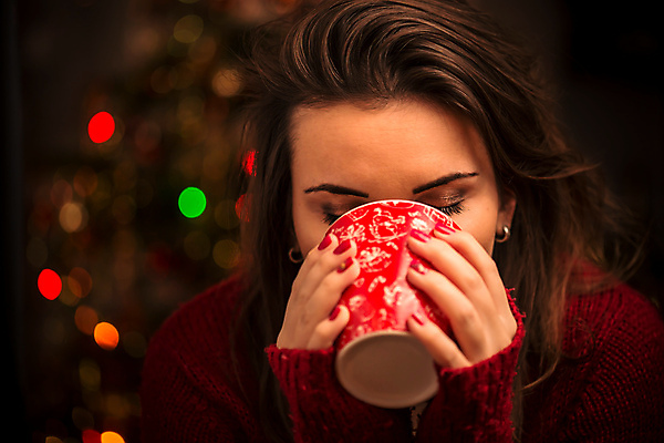 포토 JPG 해외이미지 백인 옷 여자 행복 커피 음료 크리스마스 겨울 아침 휴가 휴식 주택 실내 따뜻함 사람 성인 사람없음 컵 빨간색 뷰티 귀여움 머그컵 추위 마시기 잡기 뜨거움 눈송이 편안함 아로마 따뜻한음료 해외포토 주간 서양인 식기 계절 기념일 감정 컬러 컨셉 모션 눈_날씨 내부 건물 감각 파일형식 이미지허브