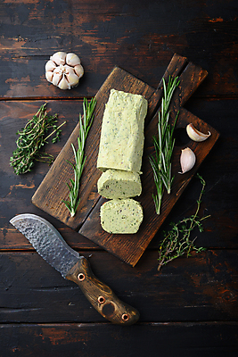 포토 JPG 해외이미지 식재료 실내 마늘 사람없음 하이앵글 자르기 허브 식칼 버터 나무도마 나무배경 해외포토 식물 뷰포인트 백그라운드 채소 모션 주방용품 도마 내부 목재 파일형식 이미지허브