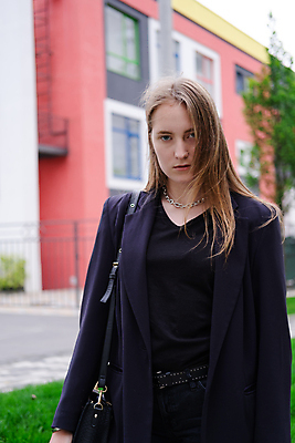 포토 JPG 해외이미지 백인 모델 옷 여자 포즈 백그라운드 거리 한명 성인 야외 건물 도시풍경 컬러풀 뷰티 유행 검은색 산책 자유 표현 도시 화려 고급 타운 스타일 해외포토 서양인 1 건축물 컬러 컨셉 휴식 사람 풍경 파일형식 이미지허브