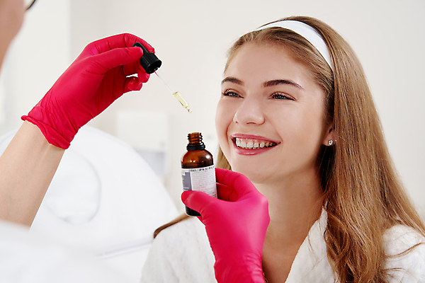 포토 JPG 해외이미지 직업 손 여자 얼굴 휴식 건강 병원 한명 미소 사람 치료 뷰티 상점 스파 화장품 어플리케이션 기름 미용사 피부 피부관리 스킨케어 비타민 획득 테라피 내추럴 순서 돌봄 보습 피펫 신청 해외포토 1 음식 컨셉 의학 모션 표정 실험기구 신체부위 영양소 파일형식 이미지허브