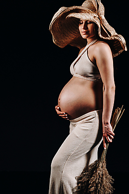 포토 JPG 해외이미지 응시 여자 꽃다발 포즈 검은배경 실내 한명 들기 성인 옆모습 임산부 임신 밀짚모자 감싸기 성인여자한명만 해외포토 모자_잡화 1 시선 꽃 뷰포인트 백그라운드 모션 사람 내부 검은색 여자한명만 성인여자만 파일형식 이미지허브