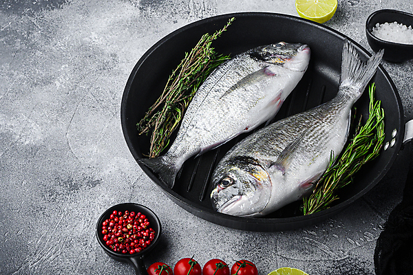 포토 JPG 해외이미지 회색배경 사람없음 프라이팬 날것 도미 소금 통후추 해외포토 백그라운드 주방용품 어류 회색 후추 파일형식 이미지허브